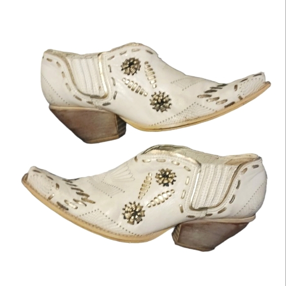 BCBGirls Shoes - Vintage BCB Girls Western Style Leather Ankle Boot size 6 Bronze/Cream